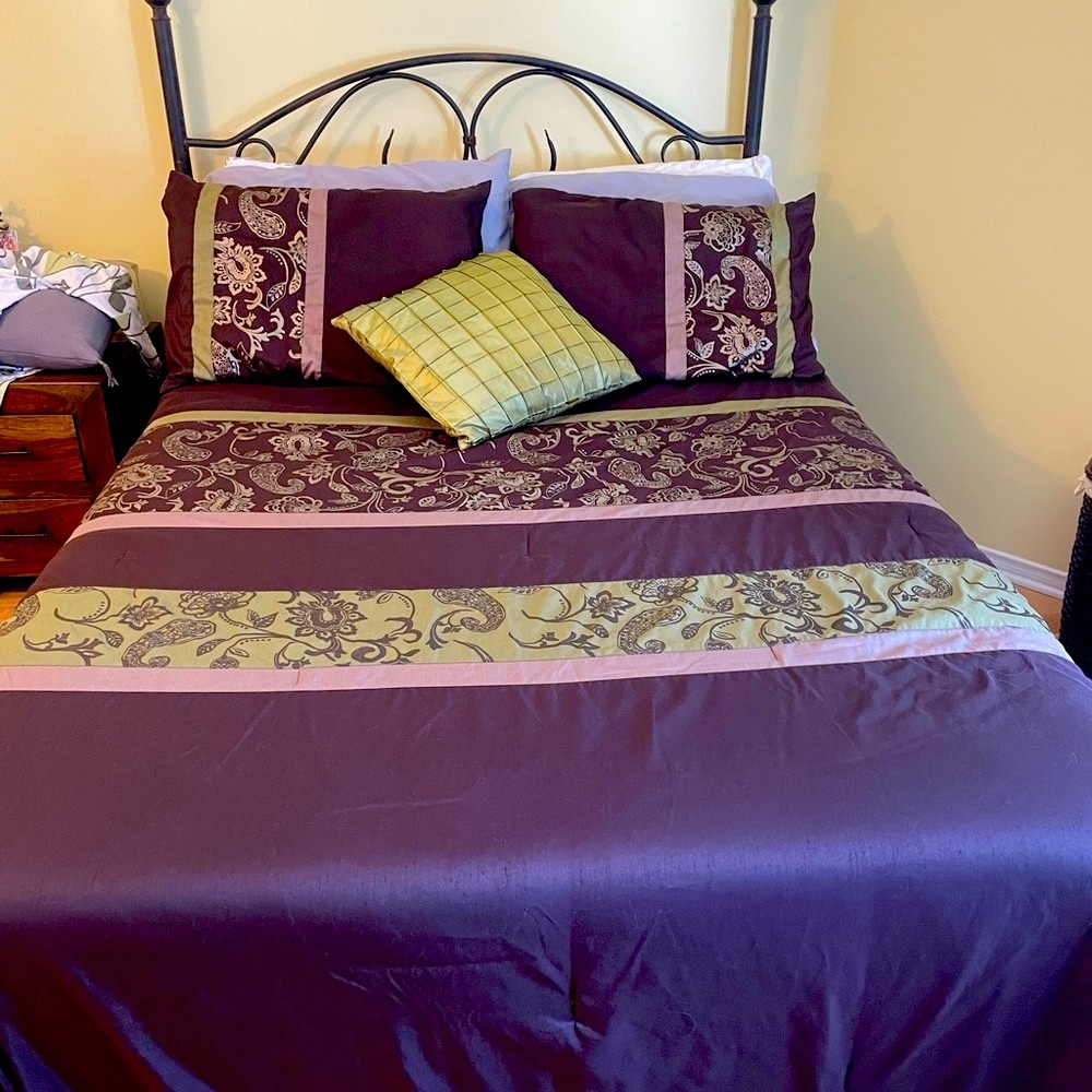 Brown Comforter Set with Floral Design and Matching Pillow Shams